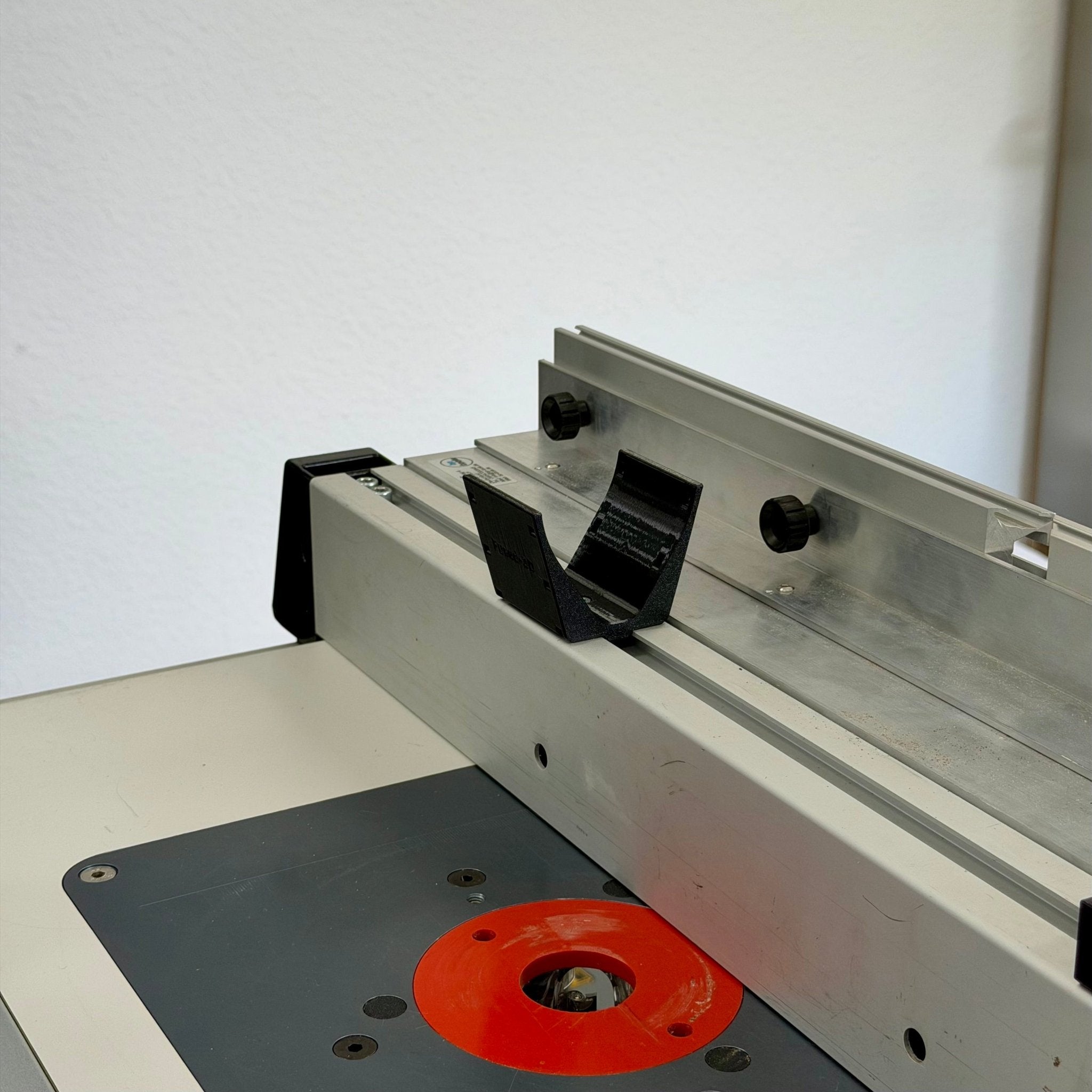 Soporte de manguera universal FlexMount para guía paralela Bosch GTS 10XC