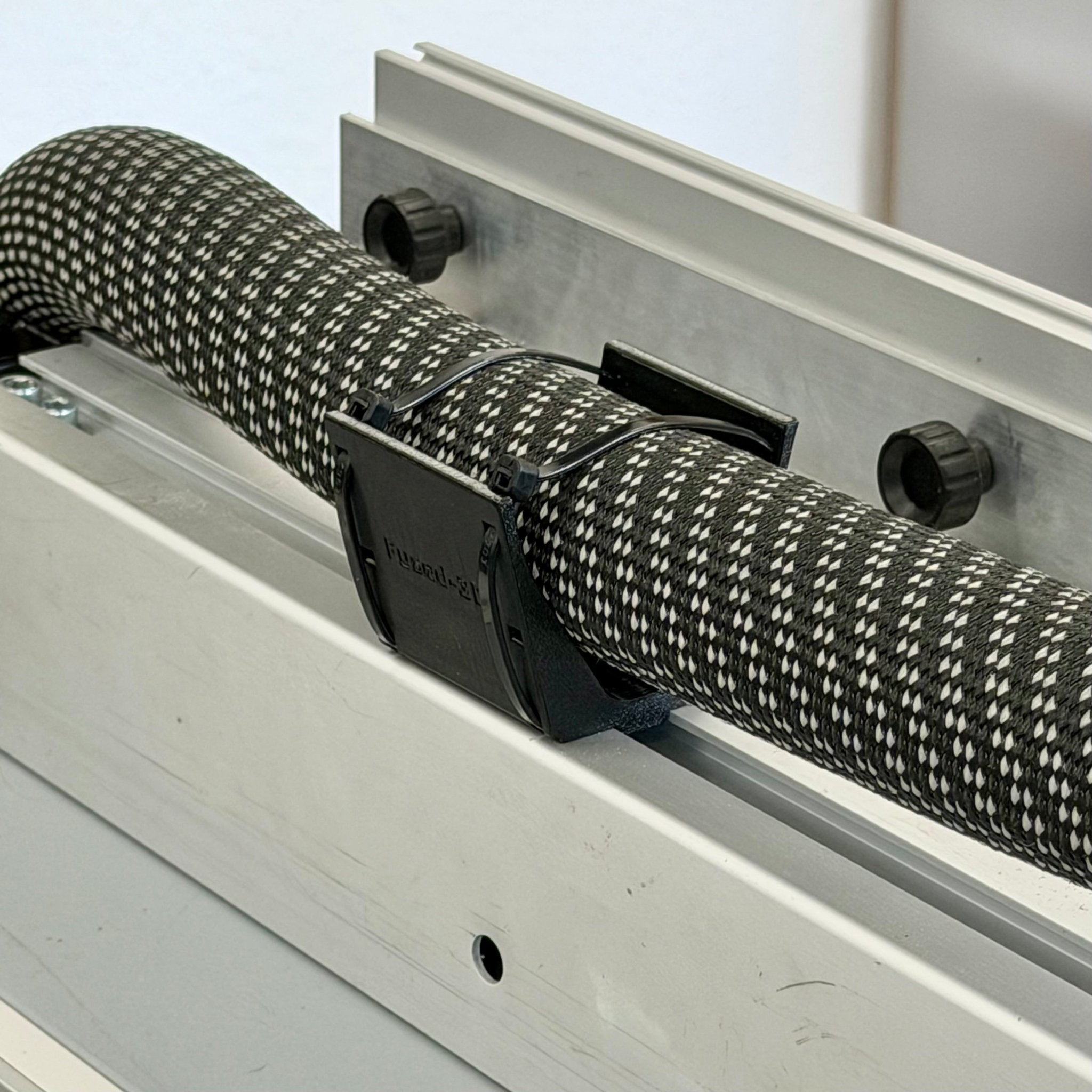 Soporte de manguera universal FlexMount para guía paralela Bosch GTS 10XC