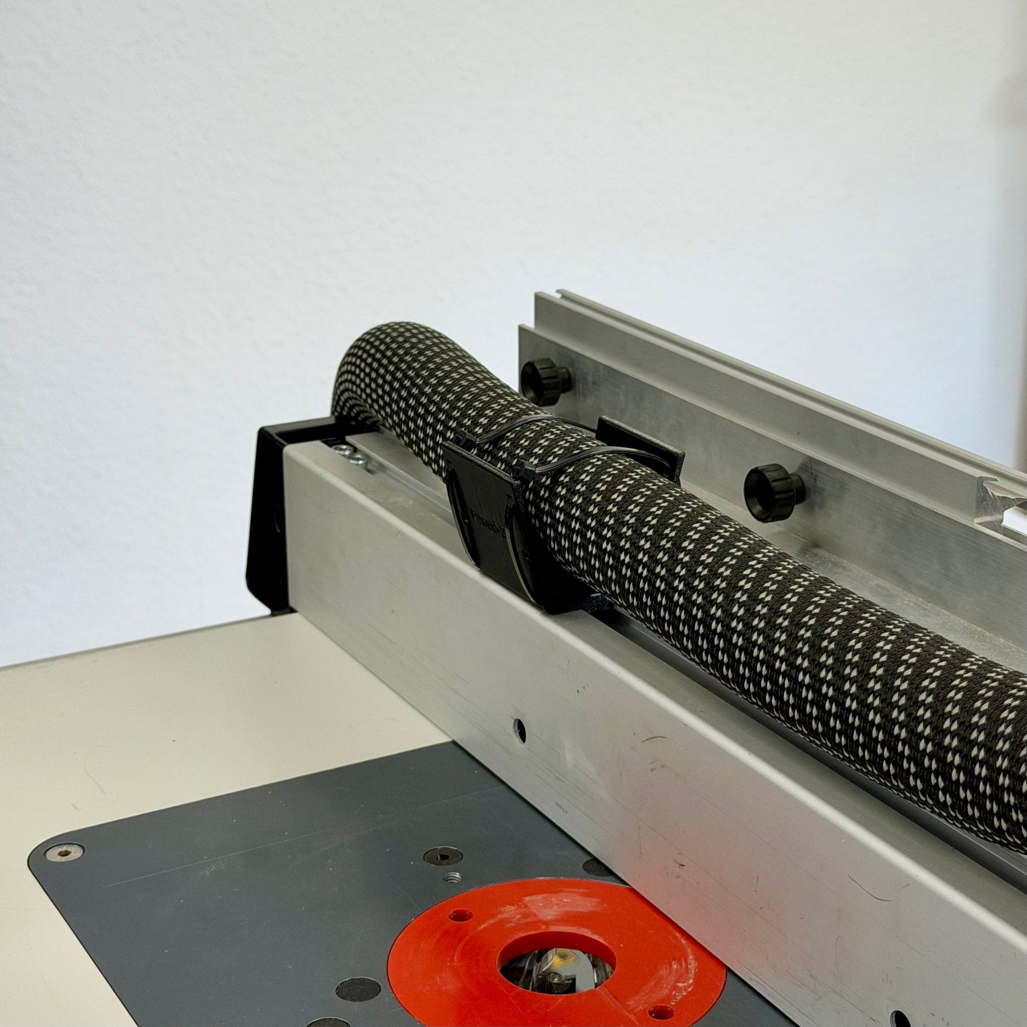 Support de tuyau universel FlexMount pour guide parallèle Bosch GTS 10XC